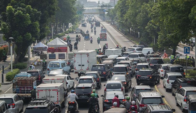 Kendaraan melintas di Jl. Jenderal Sudirman, Jakarta yang sudah berstatus PPKM level 1. Selasa (2/11
