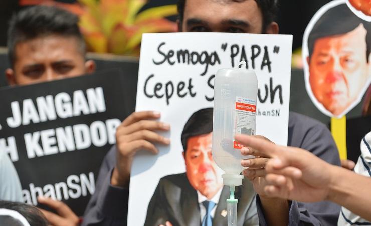 Koalisi Masyarakat Sipil Antikorupsi berdemonstrasi di depan Gedung KPK Jakarta, Kamis (14/9/2017). 