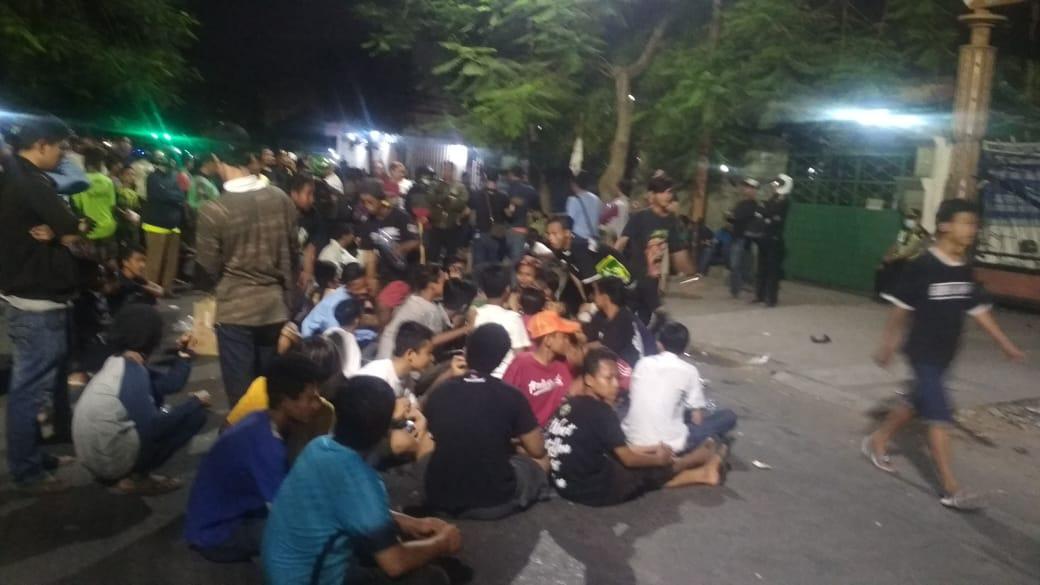 Massa Datangi Asrama Mahasiswa Papua di Surabaya