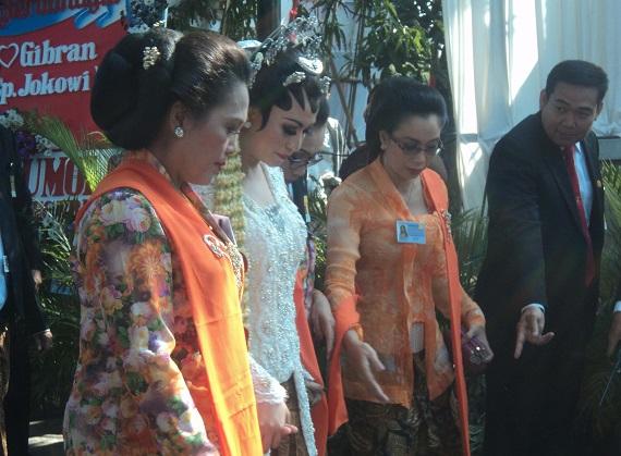 Istri Gibran Rakabuming (kebaya putih, tengah) dalam prosesi pernikahan hari ini (Foto: Yudha Satria