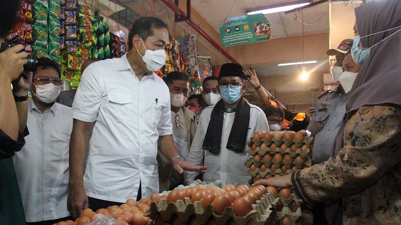 Ilustrasi: Mendag Muhammad Lutfi memantau harga sembako di Pasar Raya Padang, Sumbar. Jumat (25/2/22