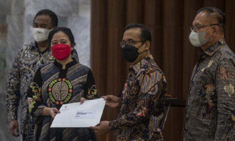 Mensesneg Pratikno menyerahkan Surpres Andika Perkasa Calon Tunggal Panglima TNI kepada Ketua DPR Pu