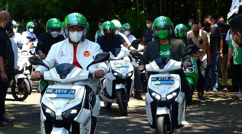 Ilustrasi: Menteri Perhubungan Budi Karya Sumadi mengendarai sepeda motor listrik di Nusa Dua, Badun