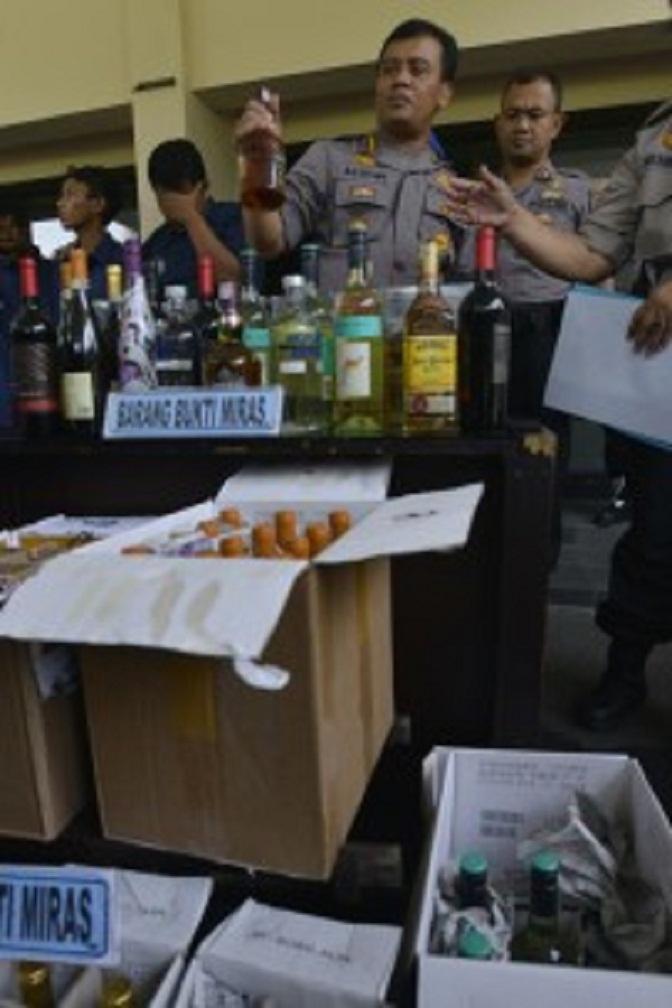 Jelang Ramadhan, Kepolisian Banyuwangi Musnahkan Ribuan Botol Miras