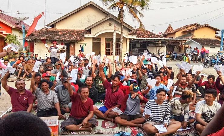 Protes Larangan Cantrang, Ratusan Nelayan Rembang Kompak Tulis Surat untuk Jokowi