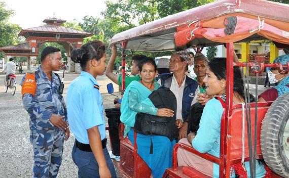 Razia petugas keamanan di perbatasan India Nepal untuk mencegah perdagangan perempuan. (Foto: Jasvin