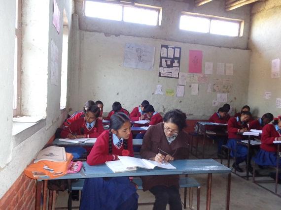 Bhawana Shrestha sedang mengajar di kelas. (Foto: Sunil Neupane)