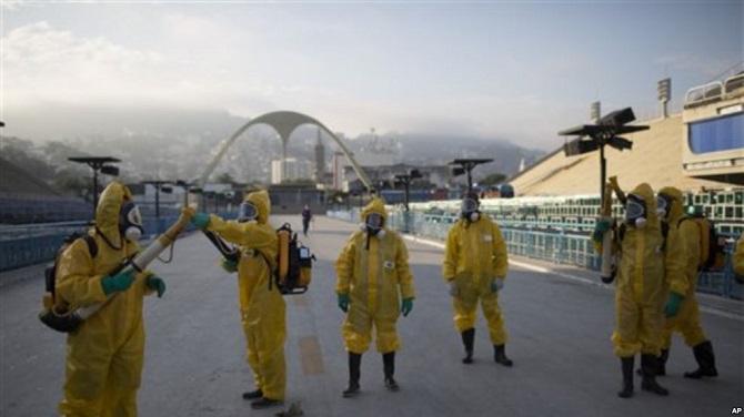Petugas menyemprotkan insektisida untuk membasmi nyamuk di Olimpiade Brasil 2016 (Foto: VOA)