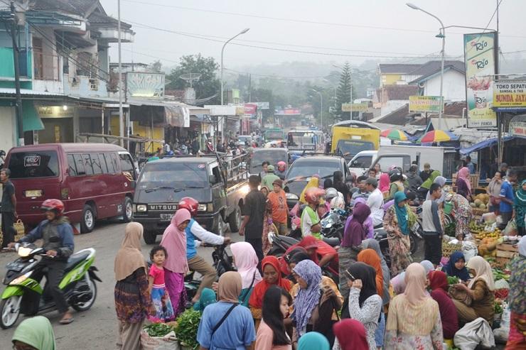 Lalu Lintas Jalur Selatan Tersendat Akibat Pasar Tumpah di Cilacap