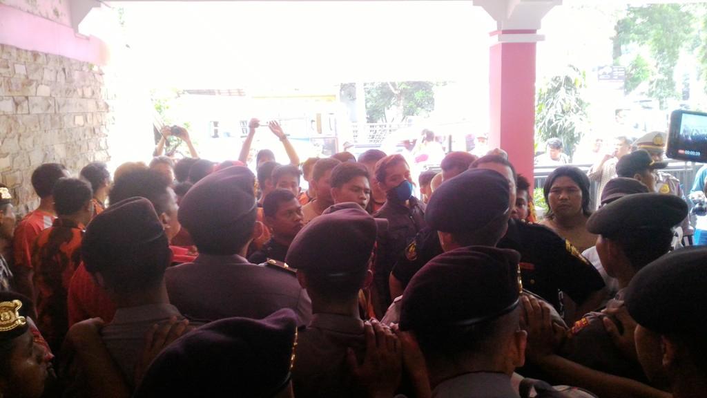Kelompok Intoleran berhadapan dengan barikade Polisi saat merangsek masuk ke Hotel tempat pemutaran 