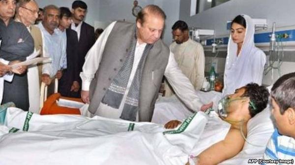 PM Nawaz Sharif (tengah) mengunjungi para korban serangan bom di Lahore yang dirawat di rumah sakit,