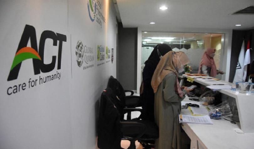 PPATK blokir rekening, pegawai beraktivitas di kantor ACT, Menara 165, Jakarta, Rabu (6/7/22). (Anta