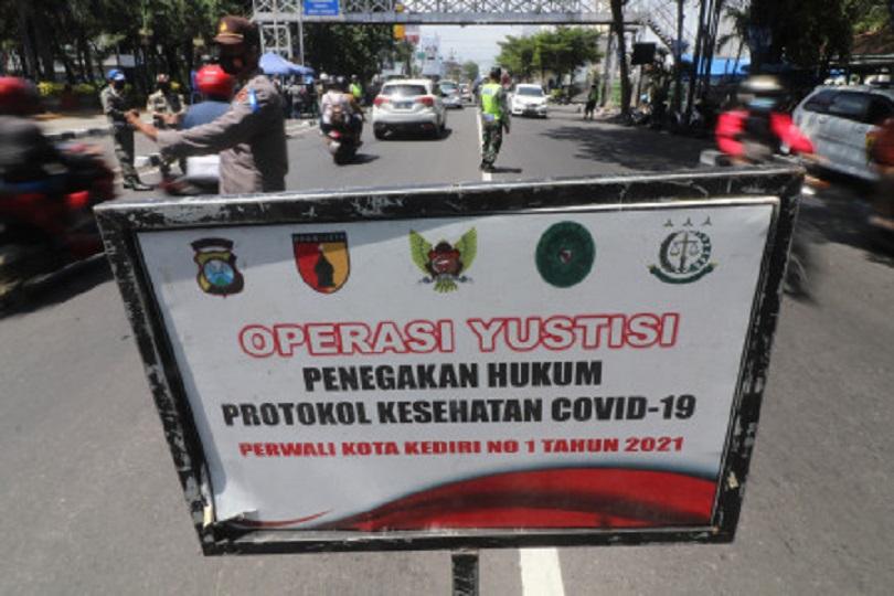 PPKM diperpanjang, razia prokes COVID-19 di Kota Kediri, Jawa Timur, Senin (20/9/2021). (Antara/Pras