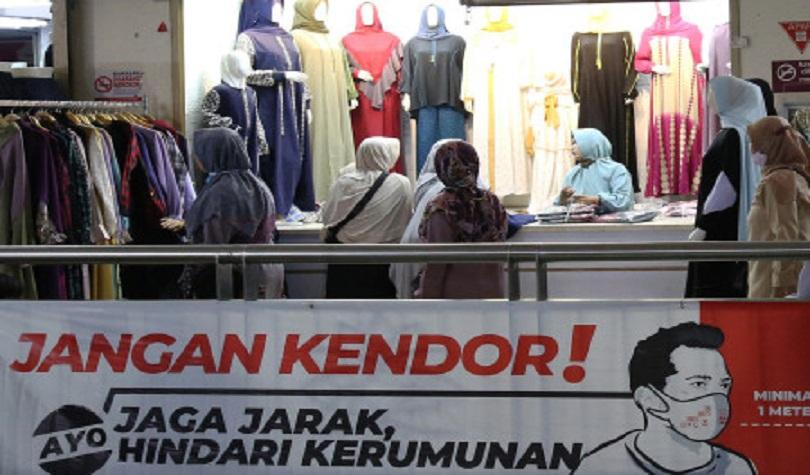 PPKM, warga berbelanja di Blok B Pasar Tanah Abang, Jakarta, Selasa (10/5/2022). (Antara/Reno Esnir)