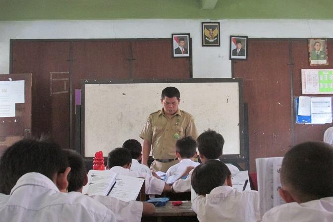 Syamsuri tengah mengajar di SDN Pengasinan IV Bekasi (Foto: Rio Tuasikal)