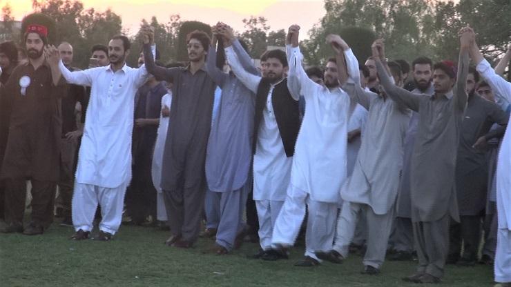 Para mahasiswa sedang menari Attan untuk merayakan Hari Budaya Pashtun. (Foto: Mudassar Shah)