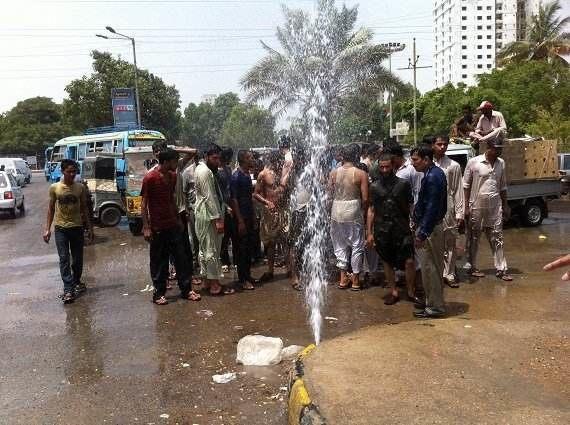 Warga Pakistan membasahi diri untuk menguragi rasa panas akibat gelombang panas. (Foto: Naeem Sahout