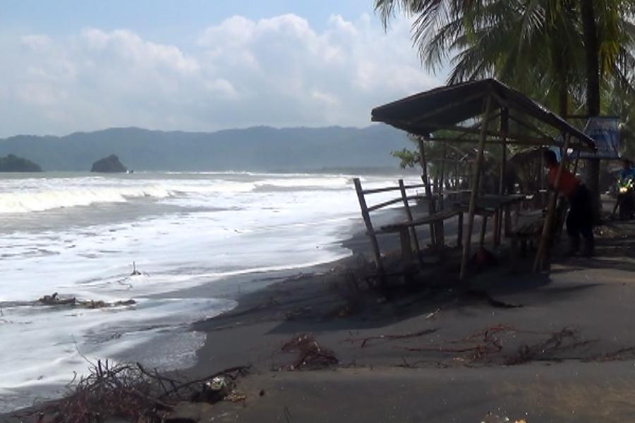 Banjir Rob Diklaim Tak Pengaruhi Wisata di Trenggalek