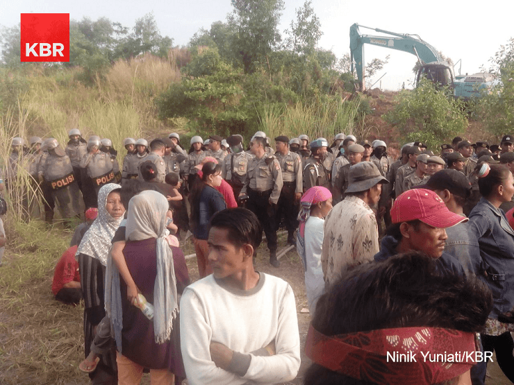 Disweeping Brimob, Ribuan Petani Korban Konflik Lahan Karawang Kosongkan 3 Desa