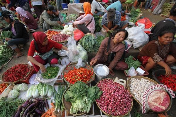 Suasana pedagang di sebuah pasar sayur, ilustrasi foto: Antara