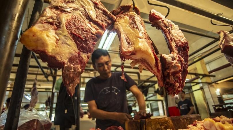 Ilustrasi: Pedagang daging memotong daging sapi di PD Pasar Jaya Kramat Jati, Jakarta, Minggu (27/2/