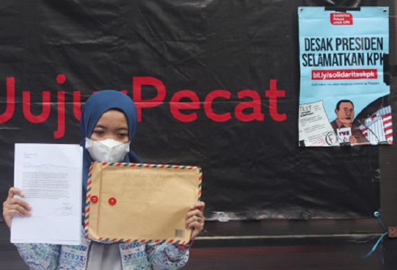 Pegawai KPK tak lolos TWK menunjukan surat untuk Presiden trotoar Gedung KPK, Jakarta Rabu (29/9/202
