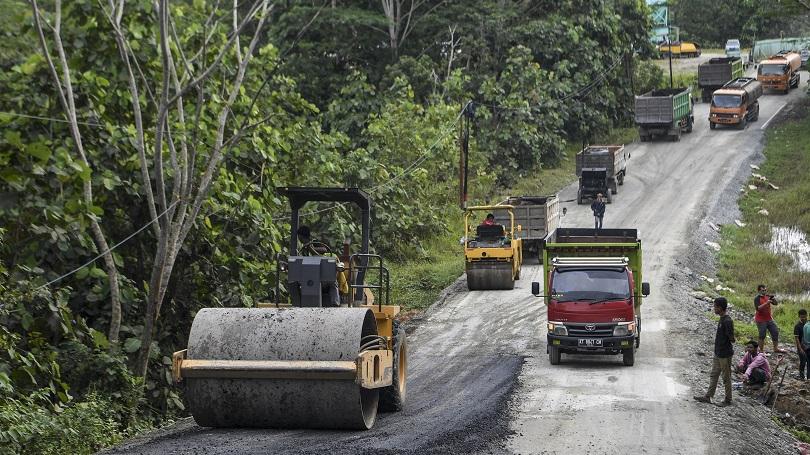 Pekerja memperbaiki Jalan menuju IKN, Semboja-Sepaku yang rusak di Samboja, Kutai Kartanegara, Kalti