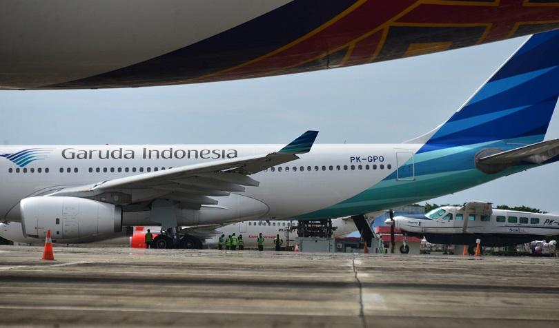 Ilustrasi: Pekerja membongkar muat kargo dari pesawat Garuda Indonesia di Bandara Sultan Inskandar M