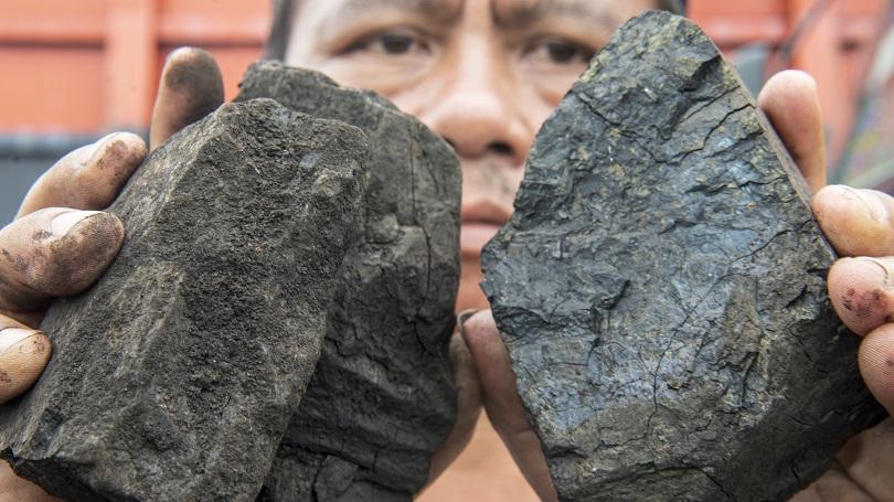Ilustrasi: Pekerja menunjukkan batu bara di Pelabuhan PT Karya Citra Nusantara, Marunda, Jakarta. Ra