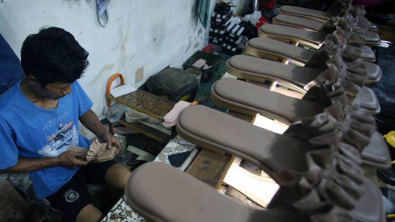 Ilustrasi: Pembuatan sandal wanita di pabrik sepatu rumahan di Pamulang, Tangerang Selatan, Banten, 