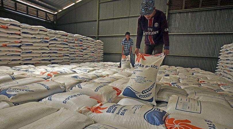 Ilustrasi: Pekerja menyusun karung beras di Gudang Perum Bulog Serang, Banten. Kamis (17/3/22). (Fot