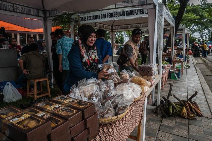 Ilustrasi: Pelaku usaha menata produk UMKM hasil tani di Plaza Lebak, Banten. Jumat (3/12/21). (Foto