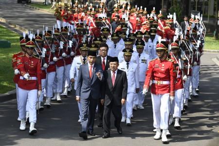 Presiden Joko Widodo (tengah) didampingi Wakil Presiden Jusuf Kalla dan sembilan pasangan gubernur d