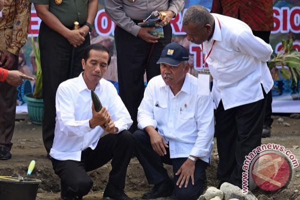Jokowi melakukan peletakan batu pertama pembangunan infrastruktur fasilitas PON 2020 di Jayapura, Pa