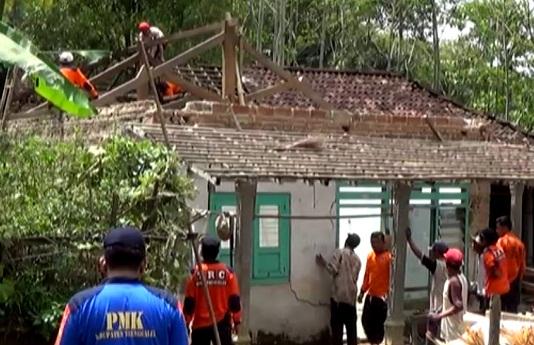 Rawan Longsor, 21 Rumah di Trenggalek Dibongkar Paksa 