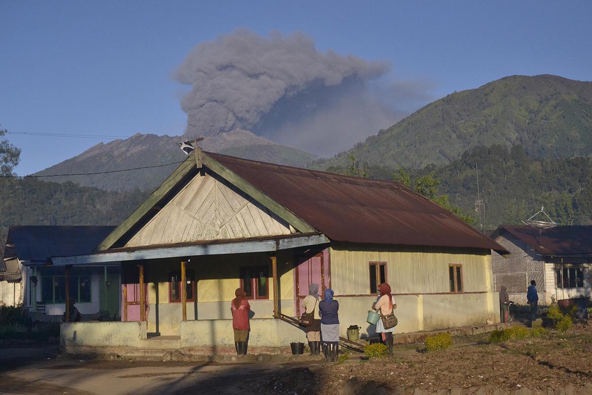 Gunung Raung sedang mengeluarkan asap yang terlihat dari pemukiman warga di Dusun Jampit, Kecamatan 