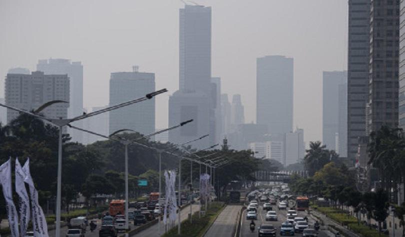 Polusi udara, latar gedung bertingkat berkabut di Jalan Jenderal Sudirman, Jakarta, Rabu (22/6/22). 