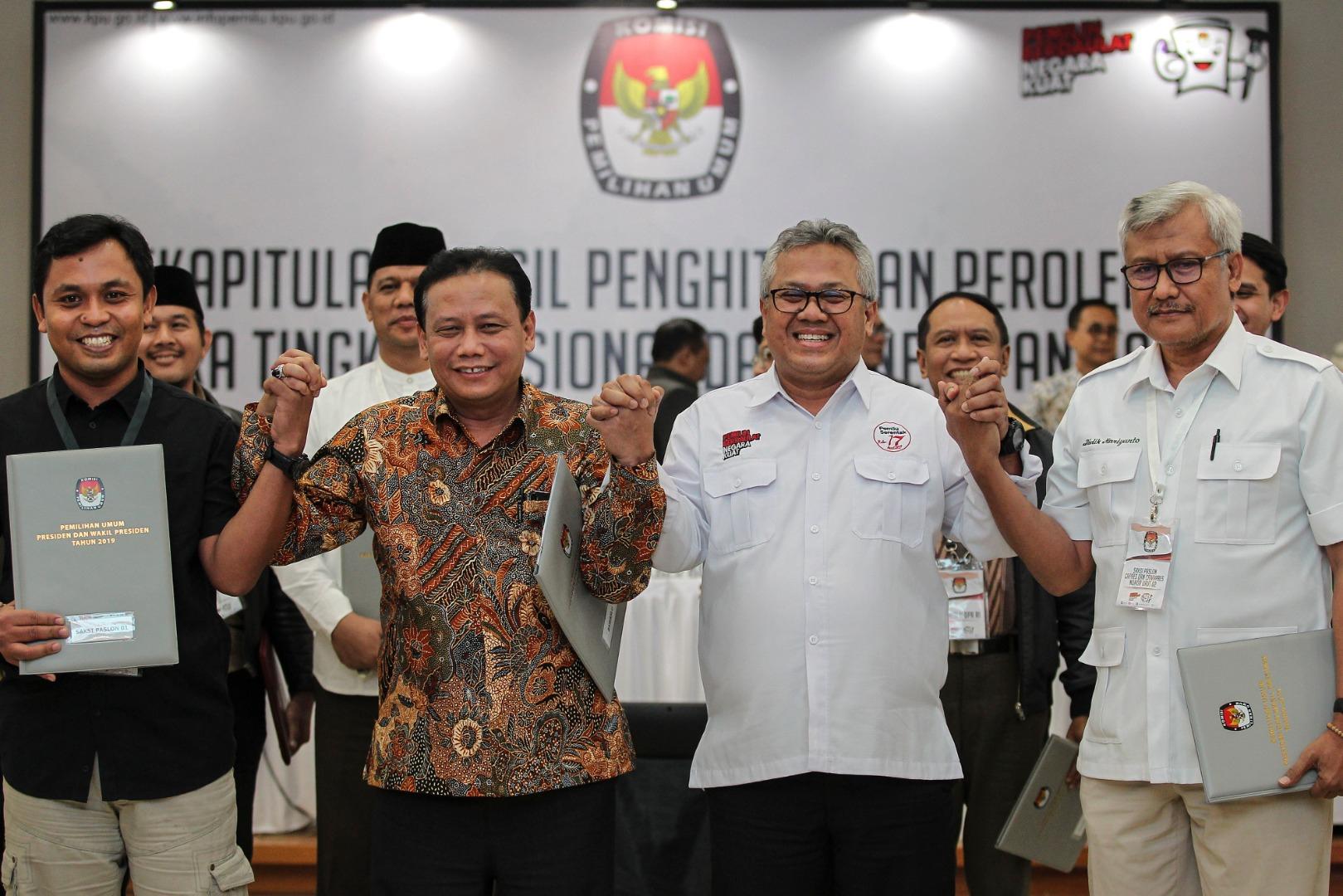 Ketua KPU Arief Budiman (kedua kanan) bersama Ketua Bawaslu Abhan (kedua kiri) berjabat tangan denga