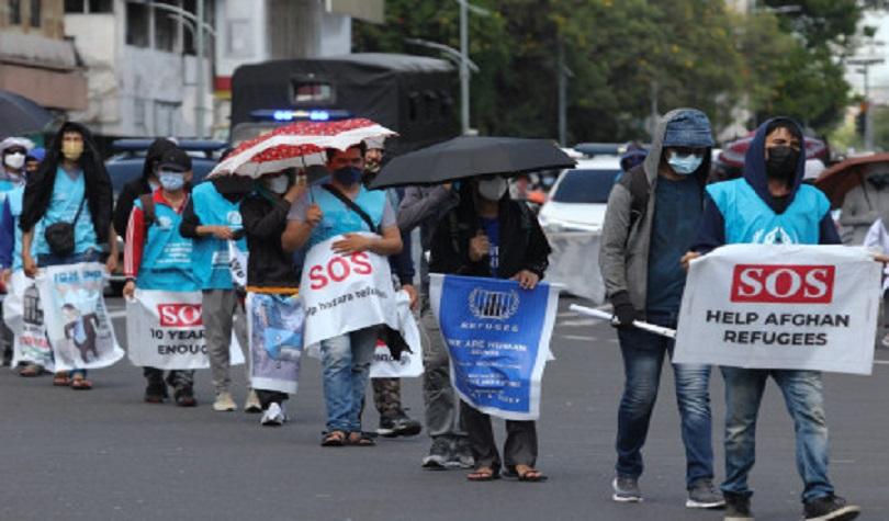 Pengungsi Afghanistan demo kejelasan status dengan berjalan kaki di Surabaya, Jatim, Selasa (24/5/22