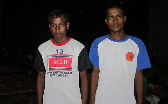 Muhammad Koyes dan Anis Miha (Kiri-kanan), pengungsi Bangladesh. (Foto: Rio Tuasikal)