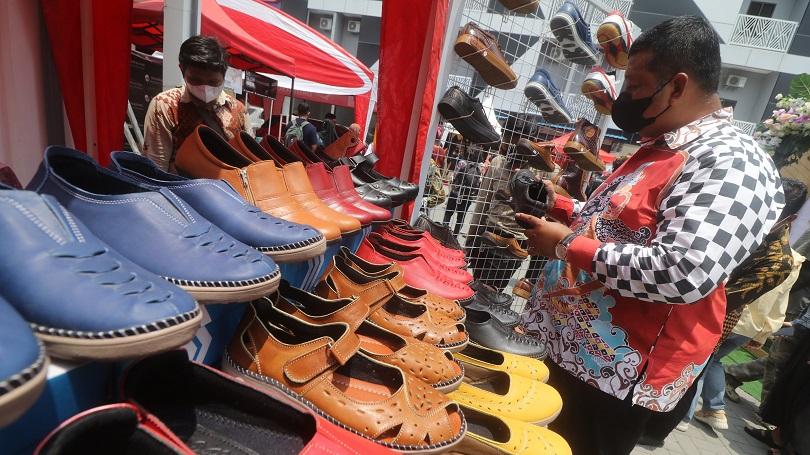 Ilustrasi: Pengunjung memilih sepatu pada pameran UMKM Milenial di Kediri, Jawa Timur. Sabtu (26/3/2