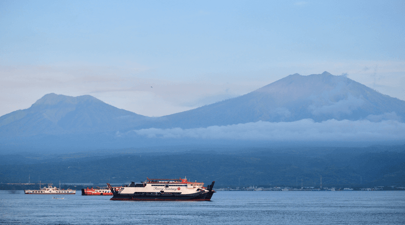 Kapal feri mengangkut pemudik menyeberang dari Bali menuju Pulau Jawa di Selat Bali, Jumat (29/4/202