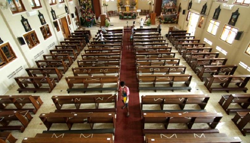 Penyemprot cairan disinfektan jelang misa natal di Gereja Maria Ratu Damai Banyuwangi, Kamis (24/12/