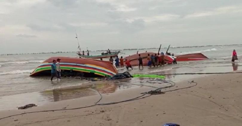 Perahu tergulung ombak di Rembang, Jawa Tengah. 