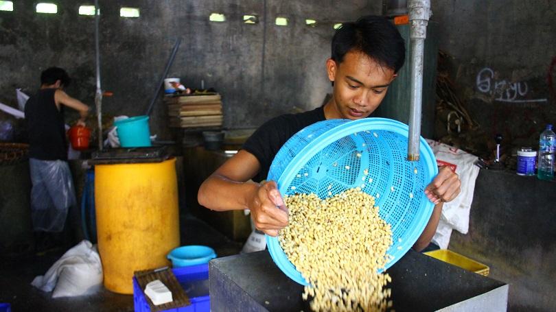 Ilustrasi: Perajin membuat tahu dari kedelai impor di Mulyorejo, Malang, Jawa Timur. Jumat (18/2/22.