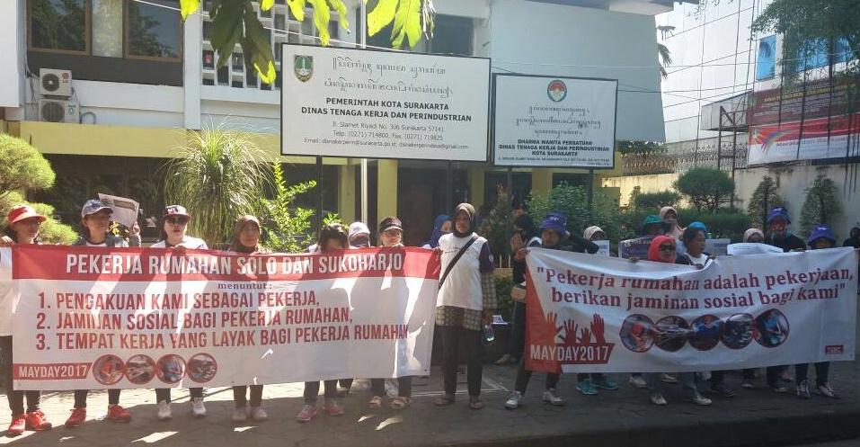 Komunitas Perempuan Pekerja Rumahan Demo Disnaker Solo Tuntut Kesejahteraan