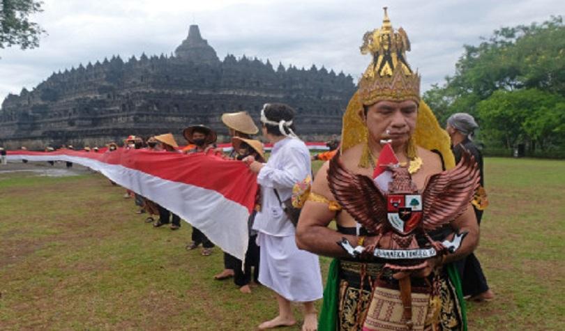 Peringatan Hari Pancasila, pembentangan bendera merah putih di Candi Borobudur Magelang, Jateng, Rab