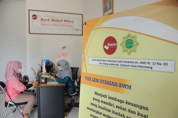 Ilustrasi: Petugas dan nasabah melakukan akad pinjaman di kantor BWM Pesantren Aulia Cendekia Palemb