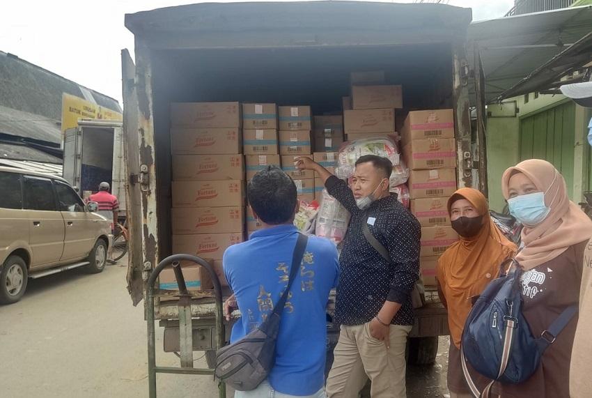 Ilustrasi: Petugas dari Dinas Perindusrian Perdagangan Koperasi dan UKM di Rembang, Jateng memantau 