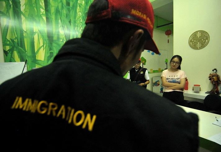 Petugas imigrasi memeriksa paspor warga negara asing di Tegal, Jawa Tengah. (Antara)